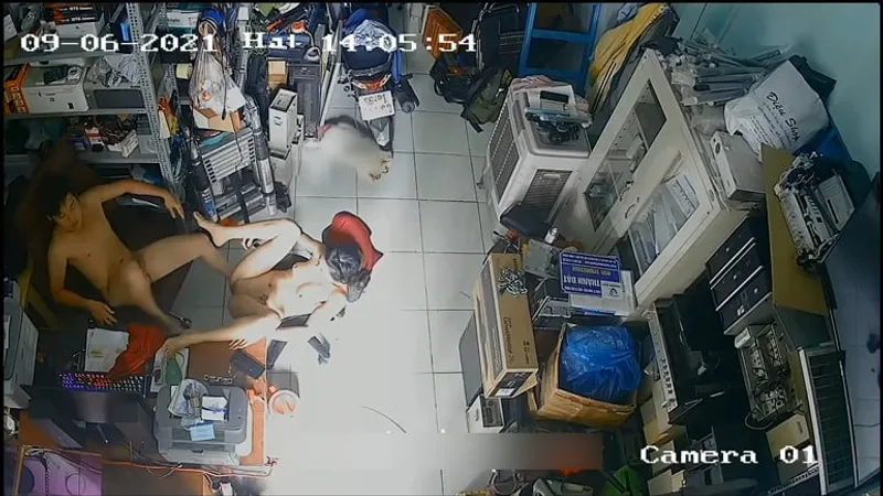 Bà xã chồng yêu đụ nhau trong của hàng máy tính