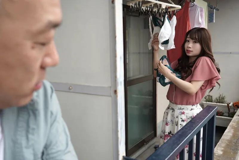 Gã hàng xóm chuyên soi mói và cặp vợ ông xã thường xuyên rên la quá to