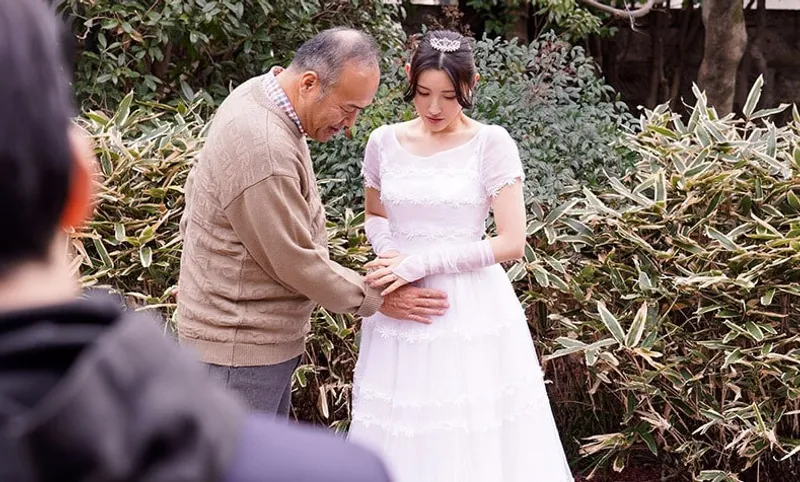 Chồng yêu quá yếu, vợ dù yêu nhưng vẫn thường xoạc với bố anh xã đến có thai