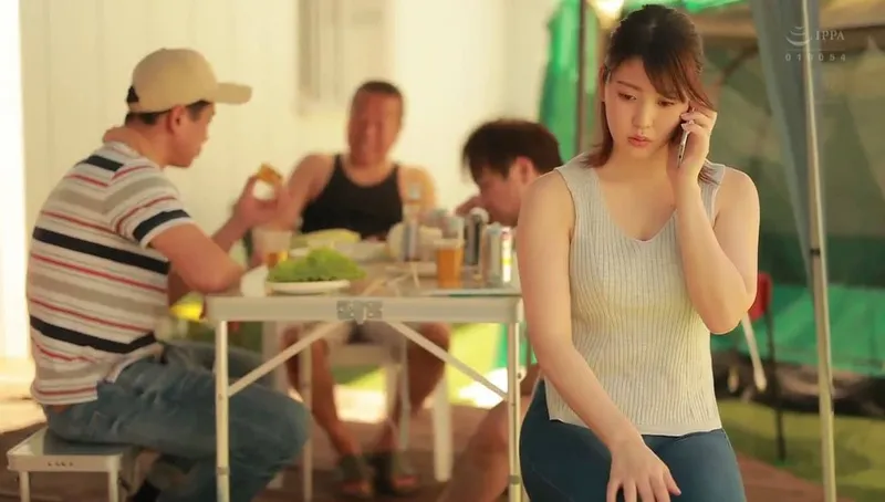 Chồng yêu khờ để người vợ tham gia sự kiện cắm trại với mấy gã nhà sát bên và cái kết