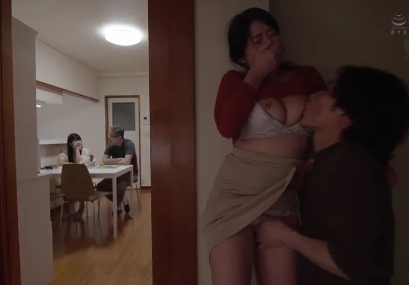 Má trộm nhìn cô vợ ông xã con gái trả bài nào ngờ con rể nhìn thấy